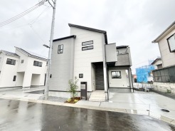 洗練されたフォルムが街並みに馴染み、端正で落ち着いた佇まいを感じさせる外観デザインです。
