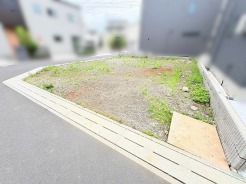 周囲の落ち着いた環境に溶け込み、日々の暮らしに自由な発想を描けるゆとりある空間が広がっています。