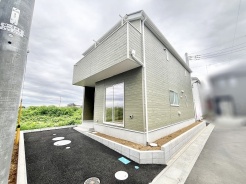 落ち着いた色合いの外観が周囲の景観に溶け込む、穏やかな佇まいの住まいです。