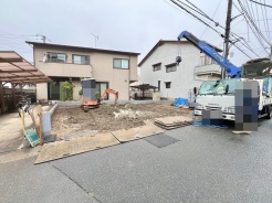 幅員の狭い道ですが、車通りの少ない住宅街に立地してます。
