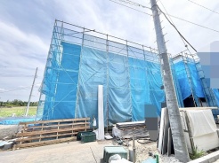 これから始まる新しい暮らしの形を予感させる、丁寧に施工が進められている現場の様子です。