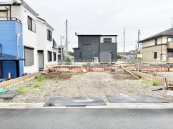 周辺環境との調和を保ちながら、理想の暮らしを描き出せる落ち着いた佇まいの敷地です。