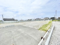 視界を遮るもののない開放的な広がりが、理想の暮らしを描くための心地よい余白となります。