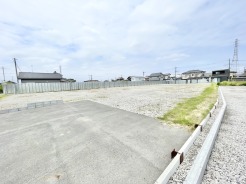 どこまでも広がる開放的な空の下、理想の暮らしを自由に描き出せるゆとりある敷地です。