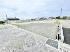 空の広がりを感じる開放的な敷地が、理想の暮らしを描くための確かな基盤となってくれます。
