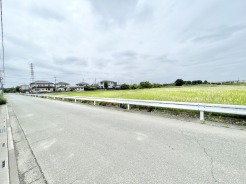 どこまでも広がる空と豊かな緑に囲まれて、日々の暮らしに穏やかな安らぎを感じられる静かな環境です。