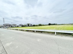 どこまでも続く空と豊かな緑が心地よく、日々の喧騒から離れた穏やかな暮らしの景色が広がっています。