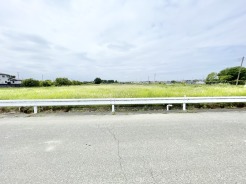 空と緑がどこまでも続き、心穏やかな時間が流れるのどかな環境が広がっています。