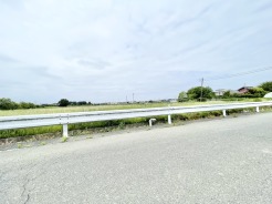 空の広がりと穏やかな緑の風景が、日々の暮らしに心地よい開放感をもたらしてくれます。