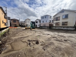 閑静な住宅街の中にあり、新たな暮らしを描くための可能性を秘めた広々とした敷地です。