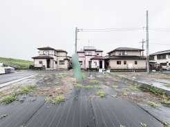 周囲の落ち着いた街並みと調和する、開放的な空とゆとりを感じる暮らしの拠点です。