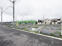 整然とした区画が広がり、新しい暮らしの始まりを感じさせる穏やかな街並みが広がっています。