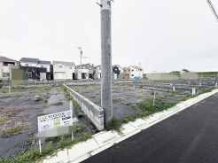 整然とした街並みに調和する、これから始まる暮らしの拠点として適したゆとりある区画です。