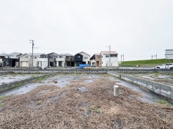 閑静な住宅街の一角にあり、新しい暮らしの始まりを静かに予感させる整えられた区画です。