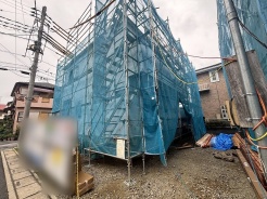 新しい暮らしを創り上げていく過程を感じさせる、静かな期待に満ちた建設現場の様子です。