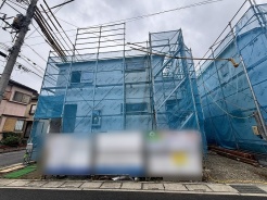 理想の住まいへと形を変えていく、期待と静けさが漂う建築中の風景です。