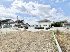 空が広く見渡せる開放的な環境で、新しい暮らしの始まりを静かに予感させる土地です。