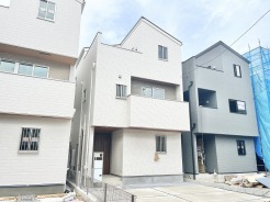 すっきりと洗練された外観が周囲の街並みと調和し、穏やかな暮らしの風景を描き出しています。