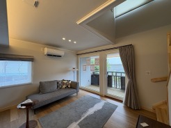 洗練された色調が心地よい調和を生み出し、穏やかな時間が流れる落ち着きのある空間です。