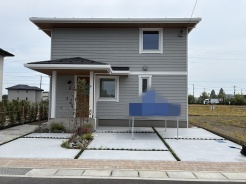 洗練されたグレーの外壁が街並みに溶け込み、日々の暮らしに静かな安らぎをもたらす住まいです。