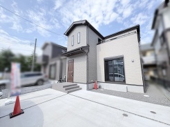 すっきりとした外観が心地よく、日々の暮らしに安らぎをもたらす洗練された佇まいです。
