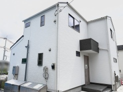 洗練された白の外壁が周囲の街並みに調和し、住まう人の個性を静かに引き立てる佇まいです。