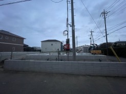 新しい暮らしの始まりを描く静かな区画に、これからの物語が形づくられていく落ち着いた景色。