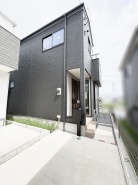 洗練された黒の外観が街並みに静かな存在感を放ち、日々の帰宅を心地よく迎えてくれる住まいです。