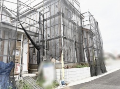 完成していく過程を見守る期待感と、新たな暮らしへの想像が膨らむ佇まい。