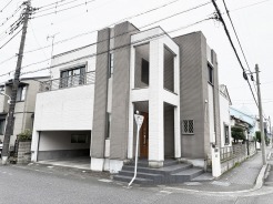 洗練された幾何学的なラインが際立つ佇まいは街並みに美しく調和します