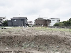 穏やかな周辺環境に囲まれ、日々の暮らしの起点として理想的な広がりを感じさせる敷地です。