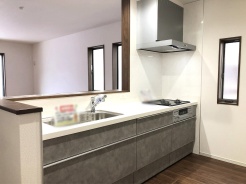 料理をしながらでも、ご家族との会話を楽しめる対面キッチン。
