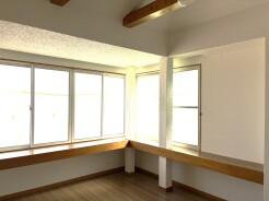 ２階リビング・窓辺に広がる、心地よい開放感と温かな木のぬくもり。