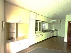 １階親世帯キッチン・清潔感のある空間は、日々の暮らしに穏やかな彩りを与えます。