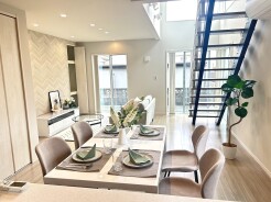 いつでもご案内いたします。注文住宅仕様の建売住宅が販売中です。外観、内観共にオシャレな物件です。是非、現地をご覧ください。