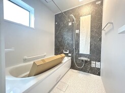 広々１坪タイプのゆったり浴室ユニット。防カビ・抗菌素材なのもうれしい。
