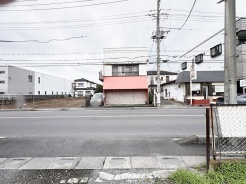 街の風景に馴染む落ち着いた佇まいで、暮らしの拠点としての可能性を感じさせる場所です。