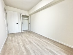 空間に広がりを感じさせる、すっきりとした室内。