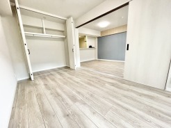 木目調の床が温かみを添える、心地よい広がりを感じる空間