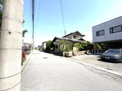 静けさと緑に包まれた、穏やかな街並み