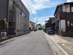 前面道路は車通りが少ない公道です