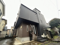 いつでもご案内いたします。屋上テラス付きの築浅中古戸建です。お気軽にお問い合わせくださいませ。