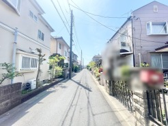 幅員こそやや狭くても、その分交通量が少なくて安心。
