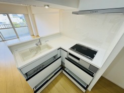 収納スライドをぐっと開けばお鍋や調味料をどんどんしまえる大収納。キッチンはいつもキレイ。
