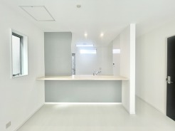 吊戸棚で視界を遮らず、パノラマ感を重視したタイプのキッチンスペース。
