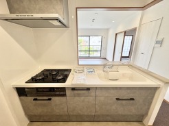 料理をしながらでも、ご家族との会話を楽しめる対面キッチン。
