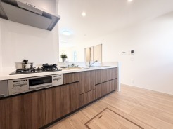 温もりある木目調のキッチン空間で、心地よい暮らしを。