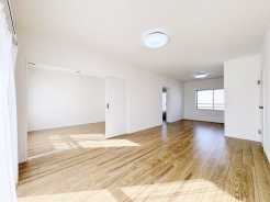 広がる空間に、温もりある床の質感が心地よく調和します