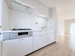 白で統一された空間が、穏やかな広がりを感じさせます。