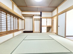 お子様にとっていいお昼寝空間になる和室は、ぜひリビングのお隣で。
